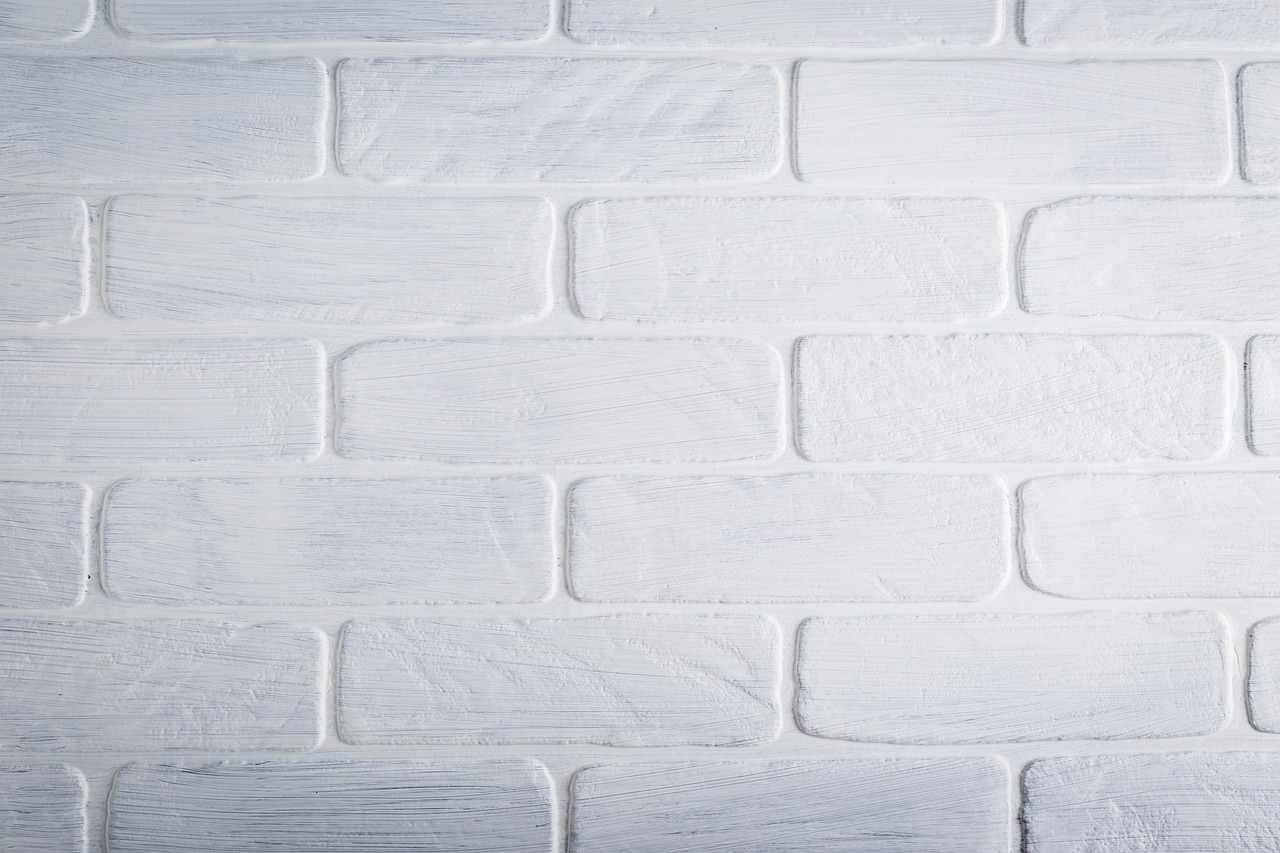 Gepersonaliseerde fotolijst met familiefoto's aan de muur. Gepersonaliseerde fotolijst met familiefoto's aan de muur.
