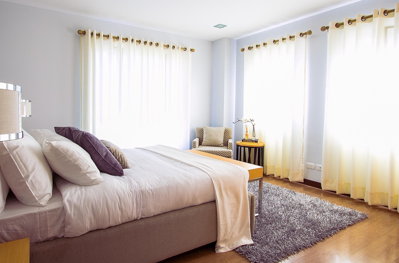 Wollen dekbedden op een houten bedframe Wollen dekbedden op een houten bedframe