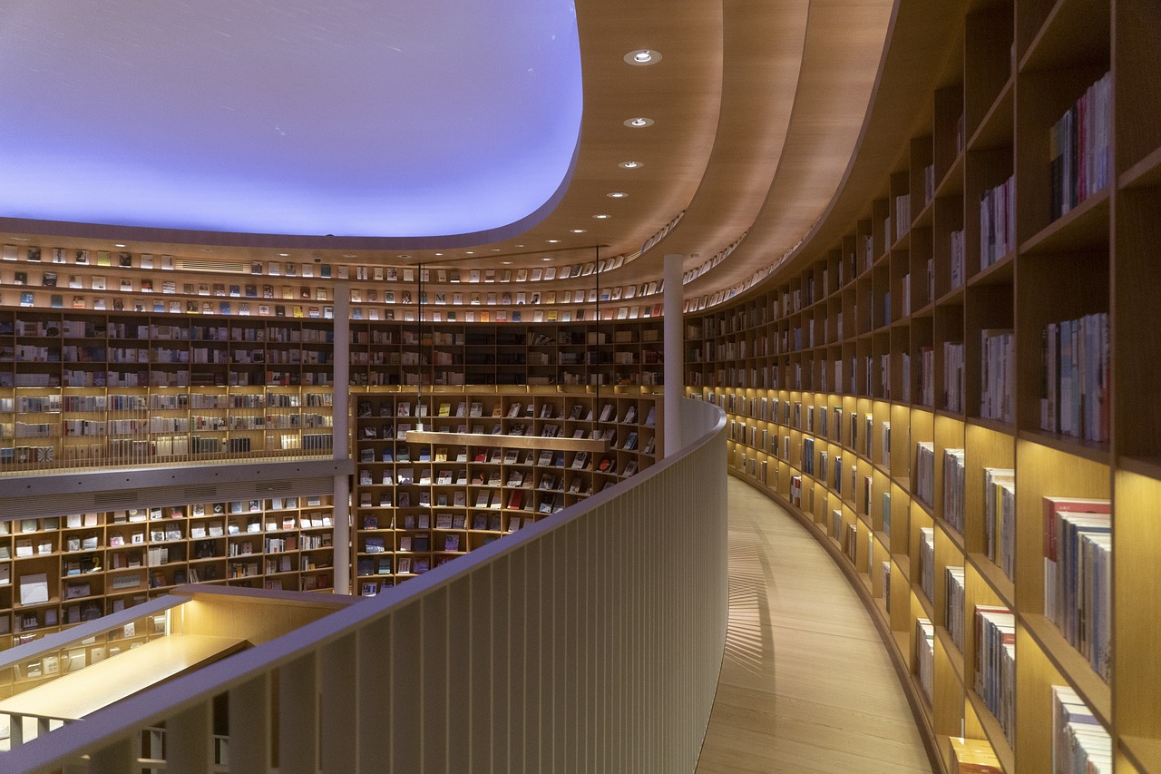 Boekenwand met levendige en harmonieuze kleuren.