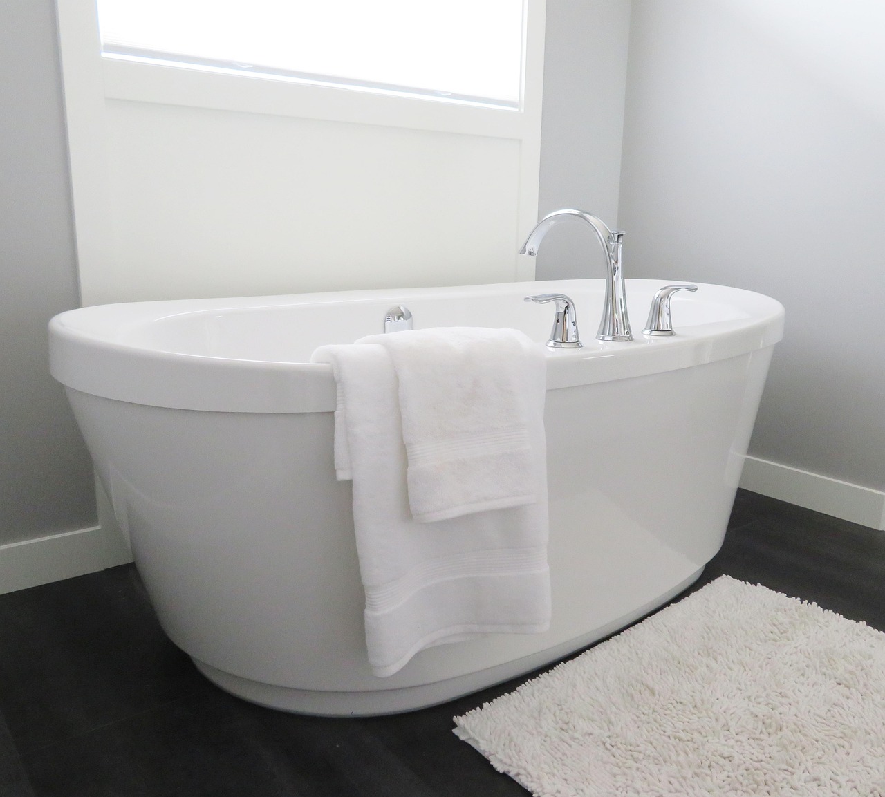 Slimme douchebediening en chromotherapie-verlichting in badkamer. Slimme douchebediening en chromotherapie-verlichting in badkamer.