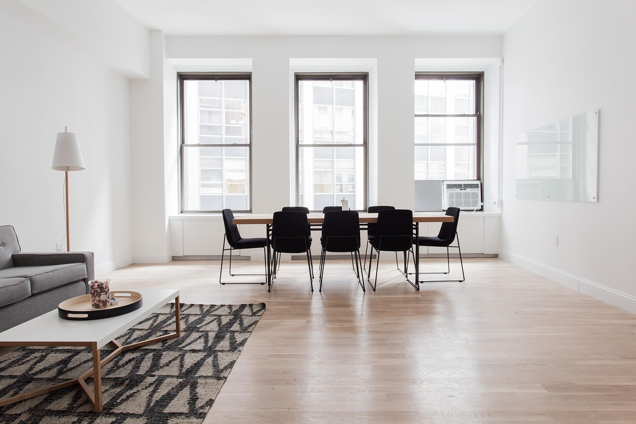 Eettafel met witgekalkte afwerking in moderne eetkamer.
