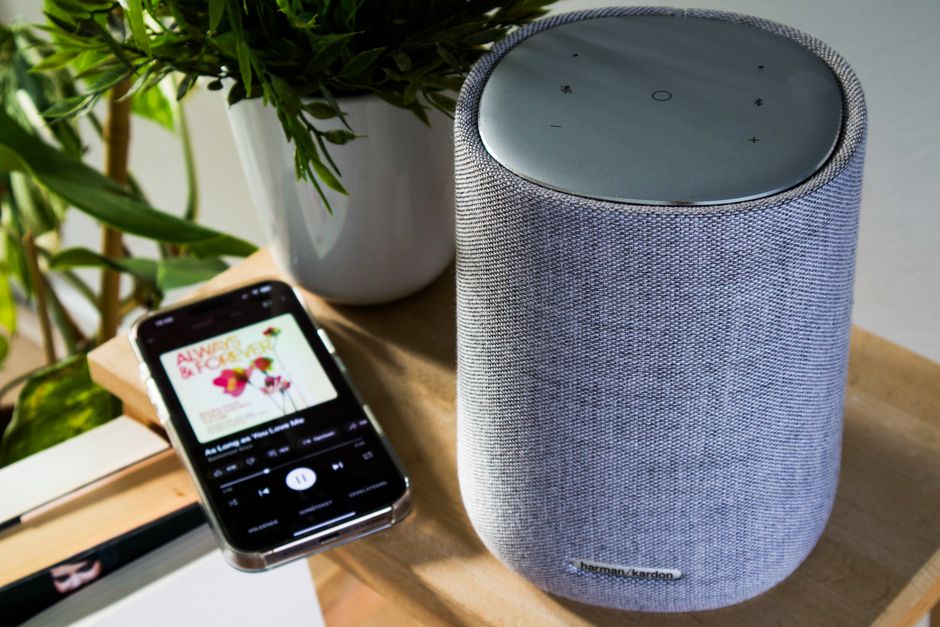 Connectiviteit slimme speaker met huisverlichtingssysteem.