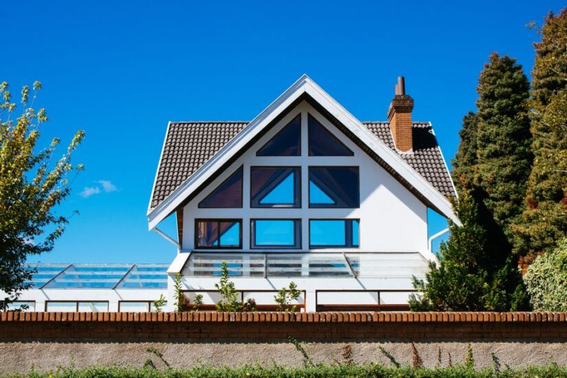 Traditionele landelijke stijlelementen in moderne raamdecoratie