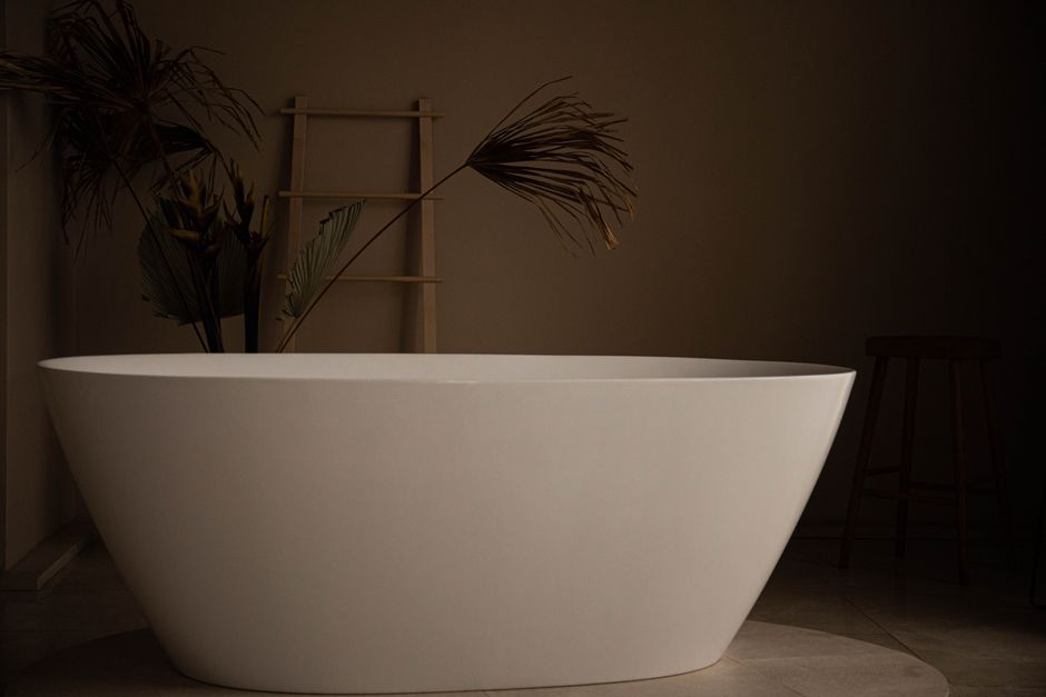 Gezellige wellness badkamer met houten elementen en planten.
