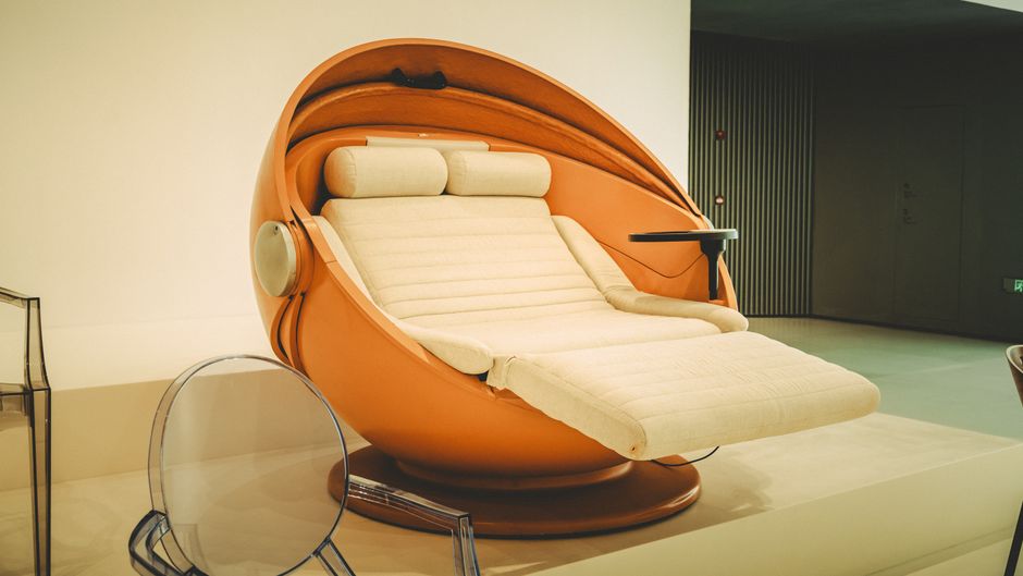 Nostalgische gadgets in een retro-futuristisch interieur