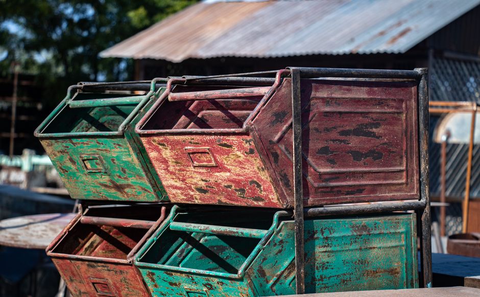 Oude stoel gerecycled tot plantenstandaard. Oude stoel gerecycled tot plantenstandaard.