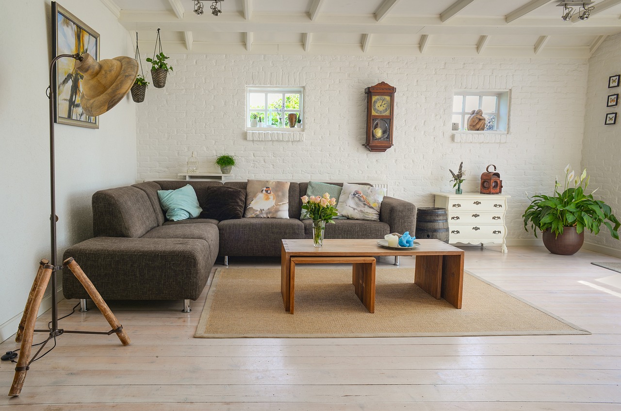 Kleurrijke kussens in een zomerse boho slaapkamer. Kleurrijke kussens in een zomerse boho slaapkamer.