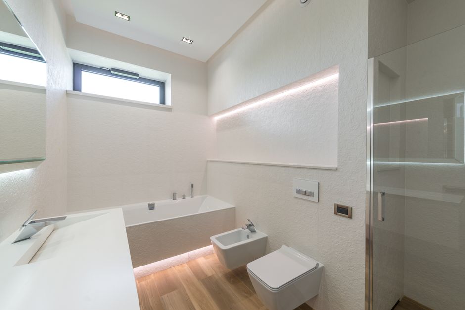 Indirecte verlichting verbetert kleine badkamer sfeer. Indirecte verlichting verbetert kleine badkamer sfeer.