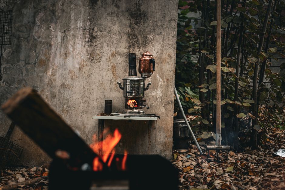 Herfstbladeren rondom energiezuinige buitenkeuken grill. Herfstbladeren rondom energiezuinige buitenkeuken grill.