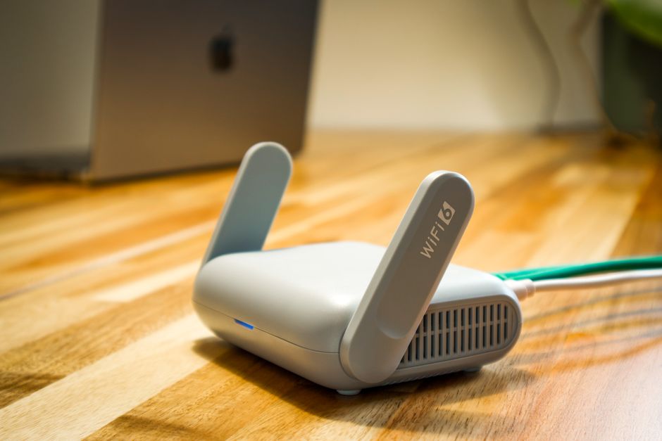 Strakke werkplek met zwarte minimalistische bureau-oplossing.