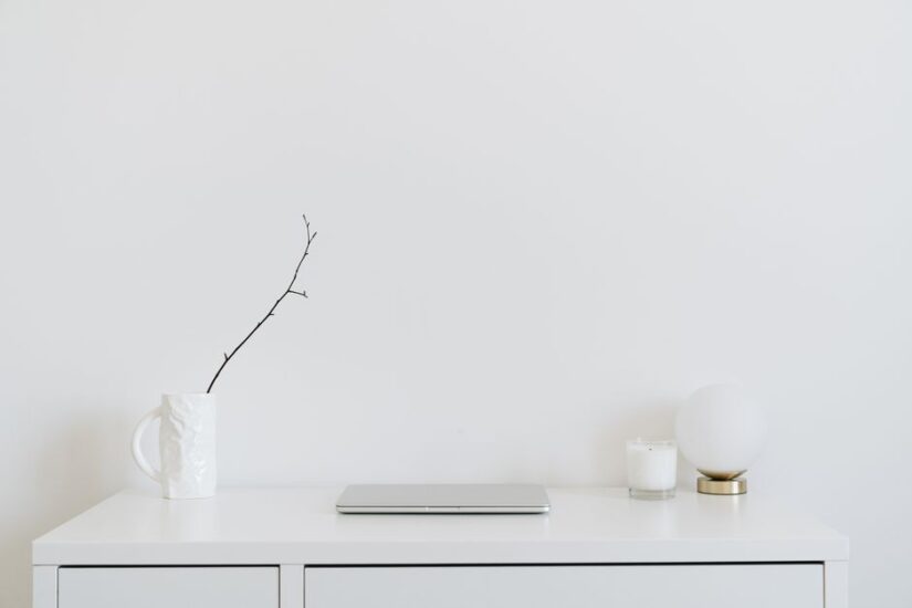 Creëer een functionele werkkamer met minimalistische bureau-oplossingen